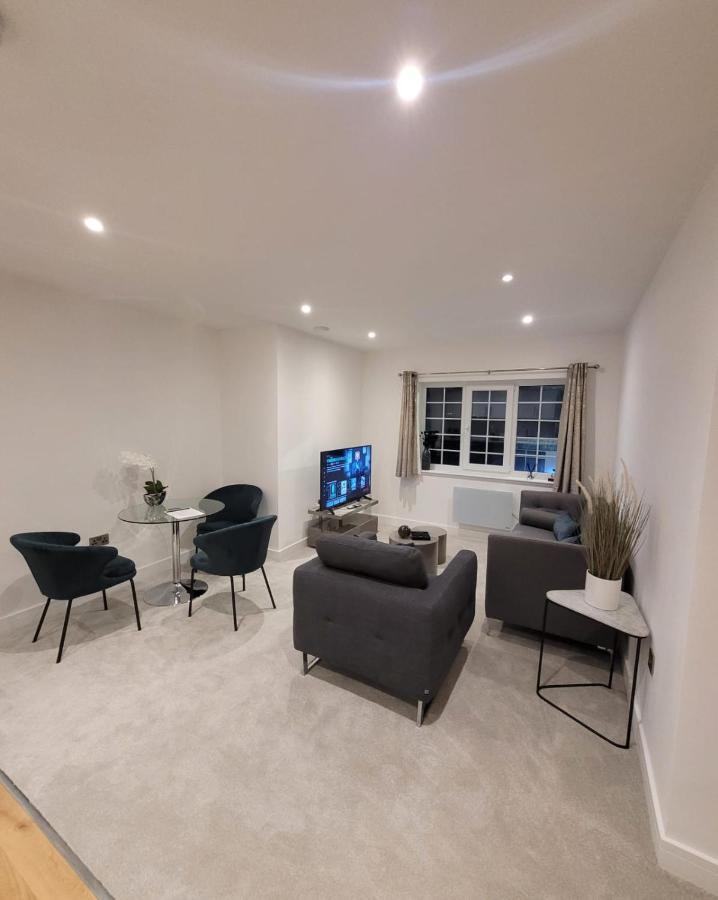 Luxury 2 Bed Apartment In The Heart Of Rochester Wainscot Exterior photo